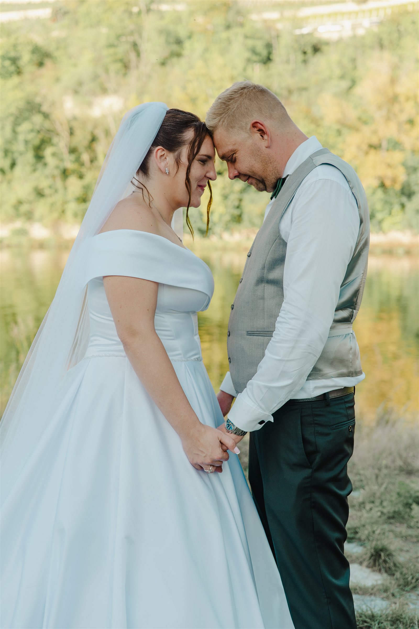 Novomanželé u jezera